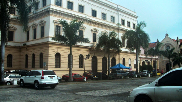 파나마 정부는 북한 선박 청천강호가 쿠바에서 무기를 싣고 가다 적발된 사건과 관련, 유엔의 조사 결과가 나올 때까지 공식 입장을 밝히지 않겠다는 자세를 보이고 있다. 사진은 북한 선박에 대한 조사를 관할하는 파나마 공공안전부 건물.  연합뉴스