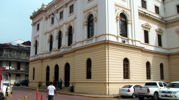 파나마 정부는 북한 선박 청천강호가 쿠바에서 무기를 싣고 가다 적발된 사건과 관련, 유엔의 조사 결과가 나올 때까지 공식 입장을 밝히지 않겠다는 자세를 보이고 있다. 사진은 북한 선박에 대한 조사를 관할하는 파나마 공공안전부 건물.  연합뉴스