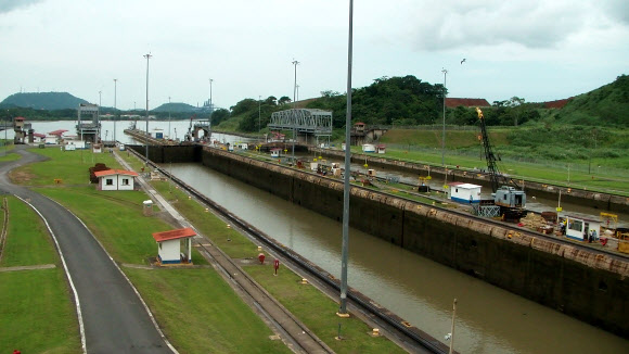 태평양과 대서양을 남북으로 잇는 파나마 운하. 북한 선박이 쿠바에서 무기류를 싣고 가다 적발된 곳은 파나마 운하의 대서양 쪽 북부 콜론 지역이다.  <<연합뉴스>>