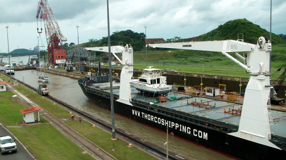 태평양과 대서양을 남북으로 잇는 파나마 운하. 북한 선박이 쿠바에서 무기류를 싣고 가다 적발된 곳은 파나마 운하의 대서양 쪽 북부 콜론 지역이다.  <<연합뉴스>>