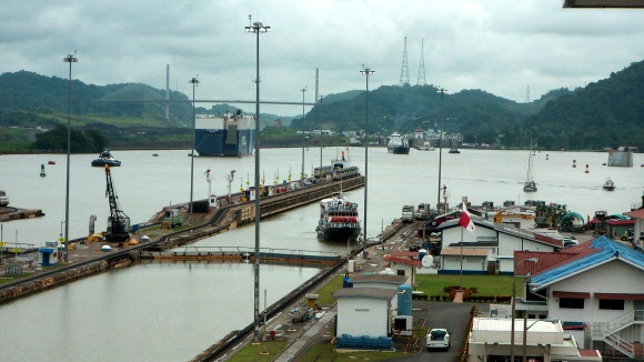 태평양과 대서양을 남북으로 잇는 파나마 운하. 북한 선박이 쿠바에서 무기류를 싣고 가다 적발된 곳은 파나마 운하의 대서양 쪽 북부 콜론 지역이다.  <<연합뉴스>>
