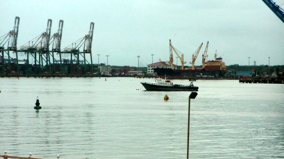 파나마 운하의 대서양 쪽 북부 콜론 항구의 모습. 쿠바에서 무기류를 싣고 가다 적발된 북한 선박 청천강호가 억류된 곳이다. <<연합뉴스>>