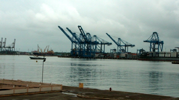 파나마 운하의 대서양 쪽 북부 콜론 항구의 모습. 쿠바에서 무기류를 싣고 가다 적발된 북한 선박 청천강호가 억류된 곳이다. <<연합뉴스>>
