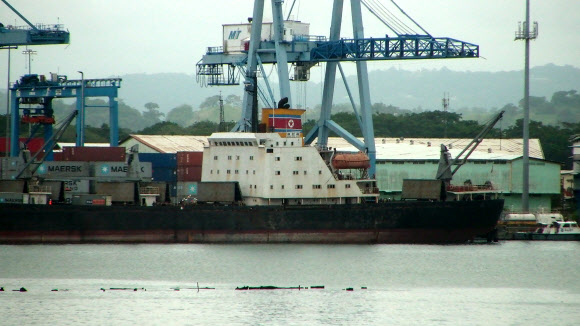 파나마 북부 시 만사니요 항에 북한 선박 청천강호가 억류돼 있다. 파나마 정부는 다음달 유엔 조사단의 방문에 앞서 청천강호에 실린 화물을 꺼내는 작업을 하고 있다.  <<연합뉴스>>