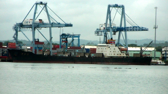 파나마 북부 시 만사니요 항에 북한 선박 청천강호가 억류돼 있다. 파나마 정부는 다음달 유엔 조사단의 방문에 앞서 청천강호에 실린 화물을 꺼내는 작업을 하고 있다.  <<연합뉴스>>