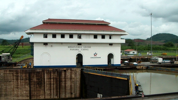 태평양과 대서양을 남북으로 잇는 파나마 운하. 북한 선박이 쿠바에서 무기류를 싣고 가다 적발된 곳은 파나마 운하의 대서양 쪽 북부 콜론 지역이다. <<연합뉴스>>