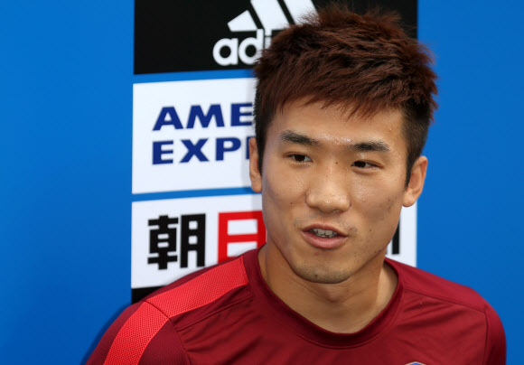 축구국가대표 고요한이 22일 오후 경기도 파주 대표팀트레이닝센터(NFC)에서 훈련 시작 전 기자들의 질문에 답하고 있다. <연합뉴스>