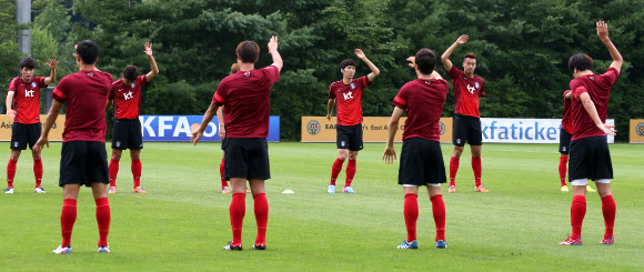 2013 동아시아연맹(EAFF) 축구선수권대회(동아시안컵) 중국과의 경기를 이틀 앞둔 22일 오후 경기도 파주 대표팀트레이닝센터(NFC)에서 남자 축구 국가대표팀 선수들이 스트레칭을 하고 있다.  <연합뉴스>