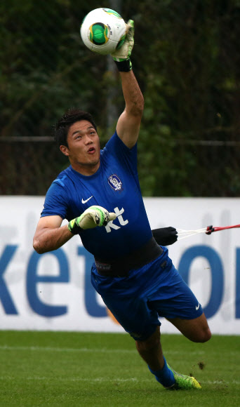 2013 동아시아연맹(EAFF) 축구선수권대회(동아시안컵) 중국과의 경기를 이틀 앞둔 22일 오후 경기도 파주 대표팀트레이닝센터(NFC)에서 국가대표팀 골키퍼 정성룡이 볼펀칭 훈련을 하고 있다.  <연합뉴스>