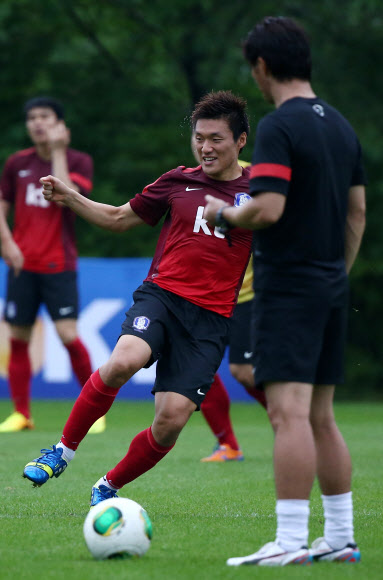 2013 동아시아연맹(EAFF) 축구선수권대회(동아시안컵) 중국과의 경기를 이틀 앞둔 22일 오후 경기도 파주 대표팀트레이닝센터(NFC)에서 열린 훈련에서 대표팀 이명주가 밝은 표정으로 훈련에 임하고 있다. <연합뉴스>