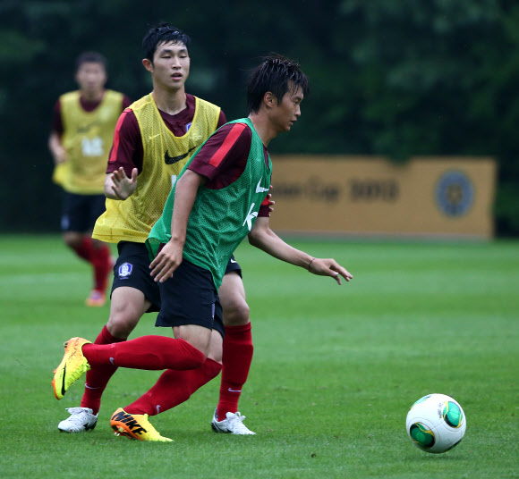 2013 동아시아연맹(EAFF) 축구선수권대회(동아시안컵) 중국과의 경기를 이틀 앞둔 22일 오후 경기도 파주 대표팀트레이닝센터(NFC)에서 열린 훈련에서 대표팀 윤일록(앞쪽)이 이승기를 상대로 드리블 돌파를 시도하고 있다. <연합뉴스>
