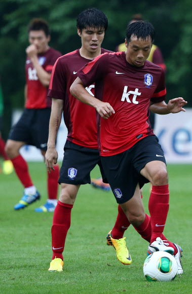 2013 동아시아연맹(EAFF) 축구선수권대회(동아시안컵) 중국과의 경기를 이틀 앞둔 22일 오후 경기도 파주 대표팀트레이닝센터(NFC)에서 열린 훈련에서 대표팀 맏형 염기훈이 드리블을 하고 있다.  <연합뉴스>