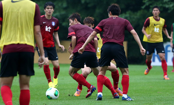 2013 동아시아연맹(EAFF) 축구선수권대회(동아시안컵) 중국과의 경기를 이틀 앞둔 22일 오후 경기도 파주 대표팀트레이닝센터(NFC)에서 열린 훈련에서 대표팀 하대성이 미니 게임 중 공을 가로채고 있다.<연합뉴스>