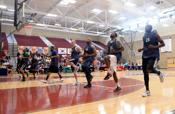 22일 오후(현지시간) 미국 라스베이거스 데저트 오아시스 고등학교에서 진행된 2013 KBL 외국선수 트라이아웃에서 참가한 선수들이 경기에 앞서 몸을 풀고 있다. <연합뉴스>