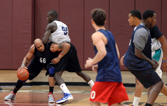 22일 오후(현지시간) 미국 라스베이거스 데저트 오아시스 고등학교에서 진행된 2013 KBL 외국선수 트라이아웃 첫째날 참가선수들이 경기를 펼치고 있다.  <연합뉴스>