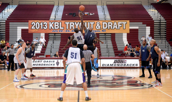 22일 오후(현지시간) 미국 라스베이거스 데저트 오아시스 고등학교에서 진행된 2013 KBL 외국선수 트라이아웃 첫째날 참가선수들이 경기를 펼치고 있다. <연합뉴스>