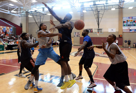 22일 오후(현지시간) 미국 라스베이거스 데저트 오아시스 고등학교에서 진행된 2013 KBL 외국선수 트라이아웃 첫째날 참가선수들이 경기를 펼치고 있다. <연합뉴스>