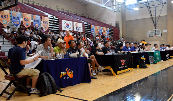 프로농구 각 구단 감독과 코치들이 22일 오후(현지시간) 미국 라스베이거스 데저트 오아시스 고등학교에서 진행된 2013 KBL 외국선수 트라이아웃 첫째날 참가선수들의 기량을 유심히 살피고 있다. <연합뉴스>