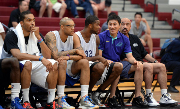 프로농구 서울 삼성의 이상민 코치(오른쪽 두번째)가 22일 오후(현지시간) 미국 라스베이거스 데저트 오아시스 고등학교에서 진행된 2013 KBL 외국선수 트라이아웃 첫째날 참가선수들과 대화를 하고 있다. <연합뉴스>