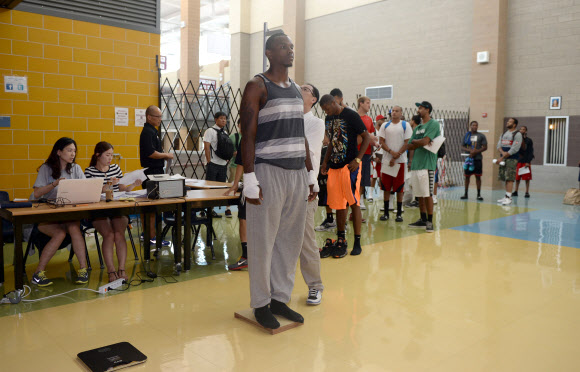 22일 오전(현지시간) 미국 라스베이거스 데저트 오아시스 고등학교에서 진행된 2013 KBL 외국선수 트라이아웃에 참가한 선수들이 오리엔테이션에 앞서 키와 몸무게를 측정하고 있다. <연합뉴스>