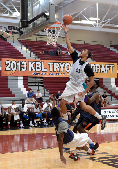 22일 오후(현지시간) 미국 라스베이거스 데저트 오아시스 고등학교에서 진행된 2013 KBL 외국선수 트라이아웃 첫째날 참가선수들이 경기를 펼치고 있다.  <연합뉴스>