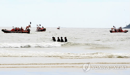 충남 태안군 안면읍 백사장항 인근 바다에서 경찰이 수색작업을 벌이고 있다.  연합뉴스