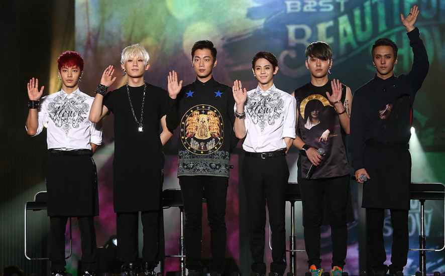 그룹 비스트가 단독콘서트 ‘뷰티풀쇼 2013’에서 포토타임을 갖고 있다. 연합뉴스