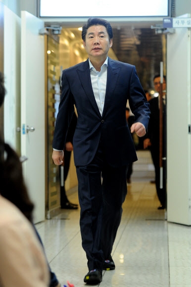 배우 박상원이 23일 오후 경기도 성남시 분당구 야탑동 분당차병원에 마련된 故 김종학PD의 빈소를 찾아 조문하고 있다.<br>연합뉴스