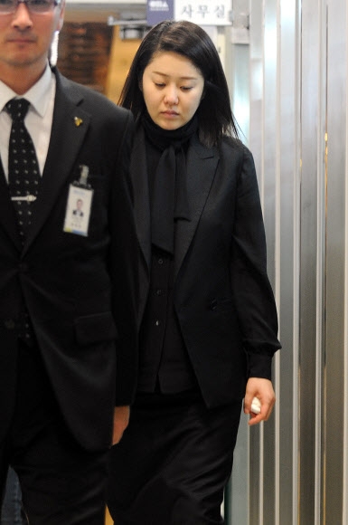 배우 고현정이 23일 오후 경기도 성남시 분당구 야탑동 분당차병원에 마련된 故 김종학PD의 빈소를 찾아 조문하고 있다. <br>연합뉴스