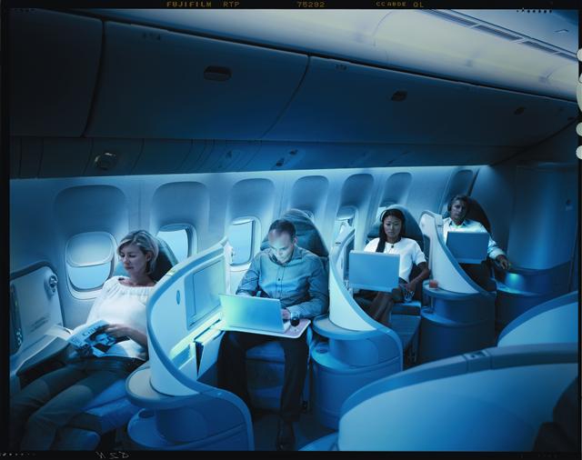 에어캐나다의 탑승객들이 전동마사지 기능과 180도 평면침대 변환 기능이 있는 이규제큐티브 퍼스트 스위트에서 편히 쉬고 있다. 에어캐나다 제공