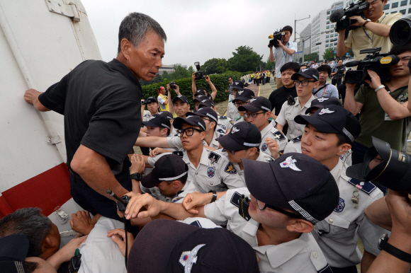 24일 서울 여의도 국회 앞에서 전국한우협회 소속 축산업자들이 소값회복 촉구를 위한 투쟁 선포식 중 소를 풀려고 시도하다 의해 저지 당하고 있다.  정연호 tpgod@seoul.co.kr