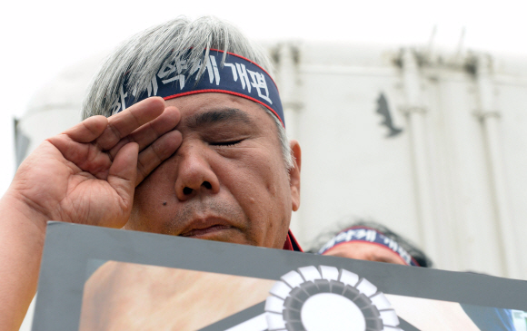 24일 서울 여의도 국회 앞에서 전국한우협회 소속 한 축산업자가 소값회복 촉구를 위한 투쟁 선포식을 갖던 중 눈물을 흘리고 있다. 정연호 tpgod@seoul.co.kr