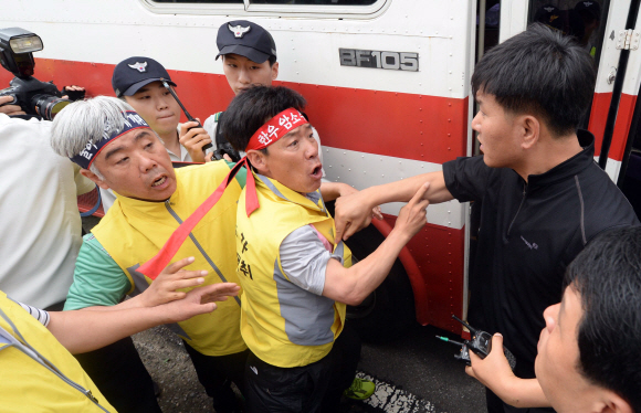 24일 서울 여의도 국회 앞에서 전국한우협회 소속 축산업자들이 소값회복 촉구를 위한 투쟁 선포식을 갖던 중 소를 도로에 풀려고 시도하다 경찰들에 의해 저지 당하고 있다.정연호 tpgod@seoul.co.kr