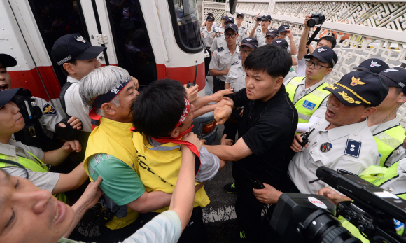 24일 서울 여의도 국회 앞에서 전국한우협회 소속 축산업자들이 소값회복 촉구를 위한 투쟁 선포식을 갖던 중 소를 도로에 풀려고 시도하다 경찰들에 의해 저지 당하고 있다.정연호 tpgod@seoul.co.kr