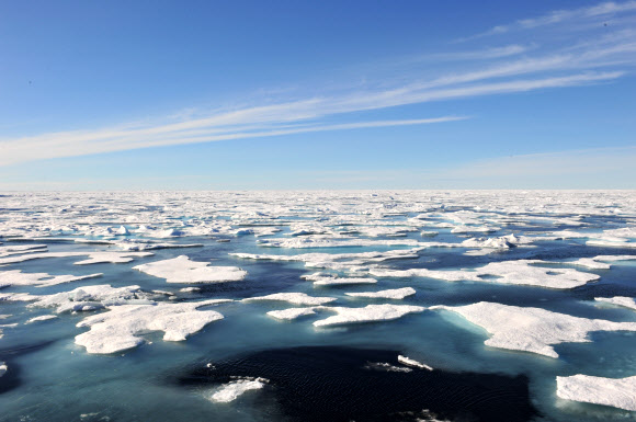 해양수산부는 8월 말 국적 선사인 현대글로비스가 북극해 운항 전문선사인 스웨덴 스테나 해운의 내빙(耐氷) 유조선을 빌려 북극항로를 통해 유럽에서 한국으로 원유를 수송할 계획이라고 25일 밝혔다. 사진은 북극해 풍경.<< 해수부 제공 >>