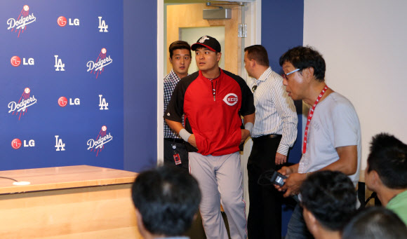 25일 오후(현지시간) 로스앤젤레스 다저스 스타디움에서 열린 신시내티 레즈와 로스앤젤레스 다저스의 경기에 앞서 열린 기자회견에서 추신수가 회견장으로 들어서고 있다. 연합뉴스