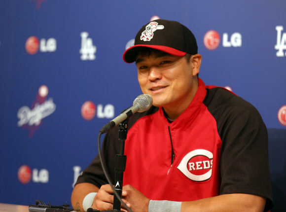 25일 오후(현지시간) 로스앤젤레스 다저스 스타디움에서 열린 신시내티 레즈와 로스앤젤레스 다저스의 경기에 앞서 열린 추신수의 기자회견에서 추신수가 다저스를 만나 경기를 하는 소감 등을 말하고 있다. 이 자리에서 “4연전을 모두 이기고 싶다”는 소감 등을 밝혔다. 연합뉴스