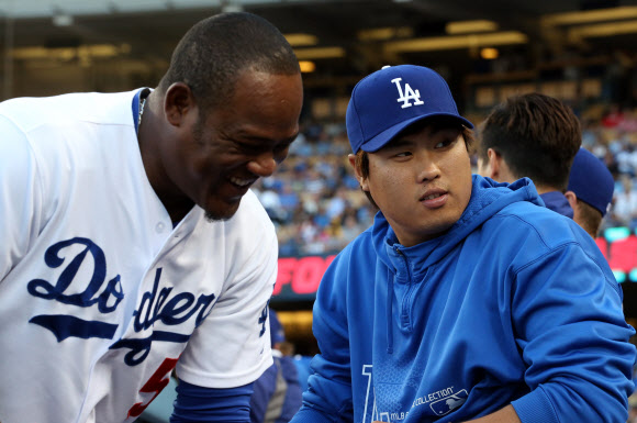 25일 오후(현지시간) 로스앤젤레스 다저스 스타디움에서 열린 신시내티 레즈와 로스앤젤레스 다저스의 경기에서 더그아웃에 대기중인 류현진이 절친 동료 유리베와 밝게 웃고 있다.  연합뉴스