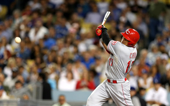 25일 오후(현지시간) 로스앤젤레스 다저스 스타디움에서 열린 신시내티 레즈와 로스앤젤레스 다저스의 경기에서 레즈 1번타자 추신수가 1회초 선두타자로 나와 평범한 투수 앞 땅볼을 치고 있다. 연합뉴스