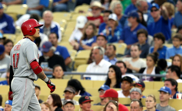 25일 오후(현지시간) 로스앤젤레스 다저스 스타디움에서 열린 신시내티 레즈와 로스앤젤레스 다저스의 경기에서 레즈 1번타자 추신수가 3회초 1루수 땅볼로 아웃된 뒤 아쉬운 표정으로 더그아웃으로 향하고 있다. 연합뉴스