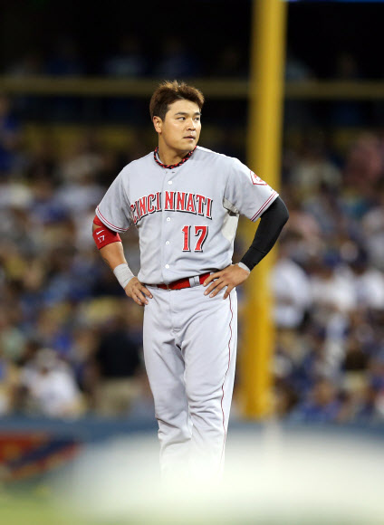 25일 오후(현지시간) 로스앤젤레스 다저스 스타디움에서 열린 신시내티 레즈와 로스앤젤레스 다저스의 경기에서 레즈 1번타자 추신수가 5회초 2사 3루 땅볼을 치고 아슬하게 1루에서 아웃된뒤 아쉬운 표정을 짓고 있다. 연합뉴스