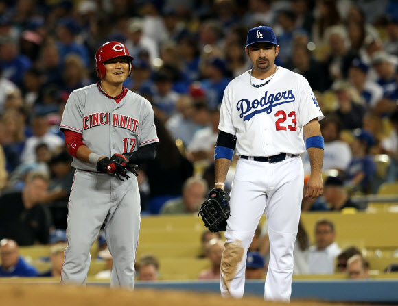 25일 오후(현지시간) 로스앤젤레스 다저스 스타디움에서 열린 신시내티 레즈와 로스앤젤레스 다저스의 경기에서 레즈 1번타자 추신수가 7회초 1사 중전안타를 치고 1루에 진루, 환한 표정을 짓고 있다. 다저스 1루수는 아드리안 곤살레스. 연합뉴스