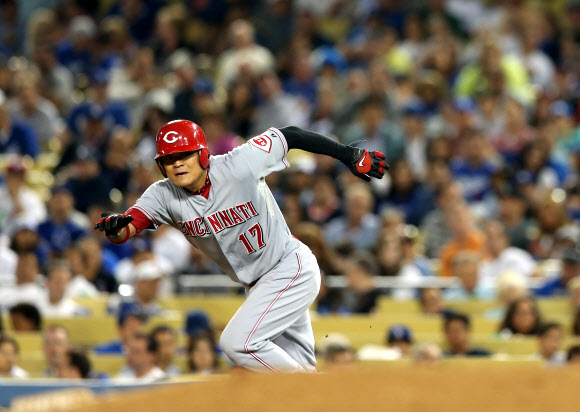 25일 오후(현지시간) 로스앤젤레스 다저스 스타디움에서 열린 신시내티 레즈와 로스앤젤레스 다저스의 경기에서 레즈 1번타자 추신수가 7회초 1사 중전안타를 치고 진루한뒤 2루 도루를 시도하며 뛰고 있다. 다저스 투수는 하웰. 연합뉴스