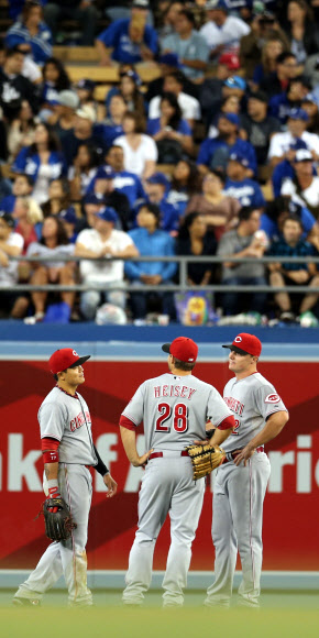 25일 오후(현지시간) 로스앤젤레스 다저스 스타디움에서 열린 신시내티 레즈와 로스앤젤레스 다저스의 경기에서 레즈의 중견수 추신수(왼쪽)가 8회말 수비에서 동료 외야수들과 이야기 나누고 있다. 연합뉴스