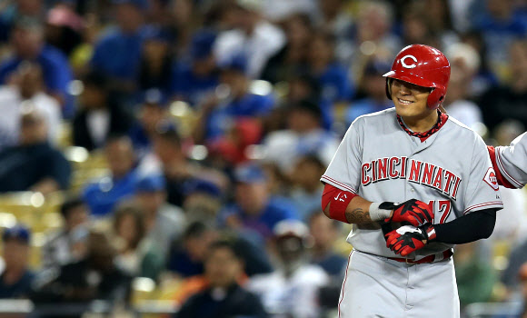 25일 오후(현지시간) 로스앤젤레스 다저스 스타디움에서 열린 신시내티 레즈와 로스앤젤레스 다저스의 경기에서 레즈 1번타자 추신수가 9회초 2사 내야 안타를 치고 1루에 진루한뒤 좋아하고 있다. 연합뉴스