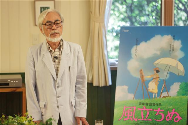 26일 일본 도쿄도 고가네이시 지브리 스튜디오의 작업실에서 한국 기자들을 만난 미야자키 하야오 감독은 “일본의 젊은이들은 역사 감각을 잃어버렸다”면서 “역사 감각이 없는 나라는 망할 수밖에 없다”고 말했다. 대원미디어 제공