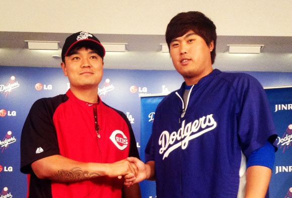 26일 오후(현지시간) LA다저스 스타디움에서 열린 다저스와 신시내티 레즈와의 경기를 앞두고 류현진과 추신수가 인터뷰에 앞서 악수하고 있다. 27일(현지시간) 류현진이 다저스 선발 투수로 예정돼 있어 두 선수의 역사적인 맞대결이 펼쳐진다. << LA다저스 >>