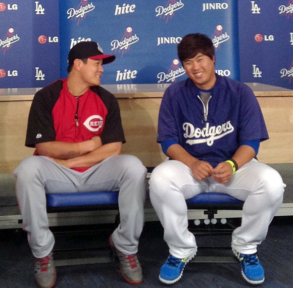 26일 오후(현지시간) LA다저스 스타디움에서 열린 다저스와 신시내티 레즈와의 경기를 앞두고 류현진과 추신수가 인터뷰를 하며 밝게 웃고 있다. 27일(현지시간) 류현진이 다저스 선발 투수로 예정돼 있어 두 선수의 역사적인 맞대결이 펼쳐진다. << LA다저스 >>