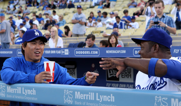 26일 오후(현지시간) LA다저스 스타디움에서 열린 다저스와 신시내티 레즈와의 경기를 앞두고 류현진이 ’절친’ 유리베와 국기원 태권도 시범단의 공연을 보며 장난을 치고 있다. 연합뉴스