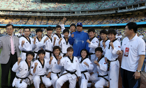 26일 오후(현지시간) LA다저스 스타디움에서 열린 다저스와 신시내티 레즈와의 경기를 앞두고 류현진이 국기원 태권도 시범단과 기념촬영하고 있다. 연합뉴스